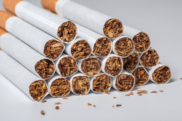 一支香烟，一支香烟在白色的背景，一个香烟包装，一个香烟的特写图片下载