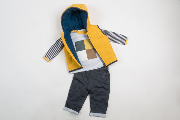 搭配时尚儿童服装的构图。?时髦的孩子衣服。孩子们的时尚图片下载