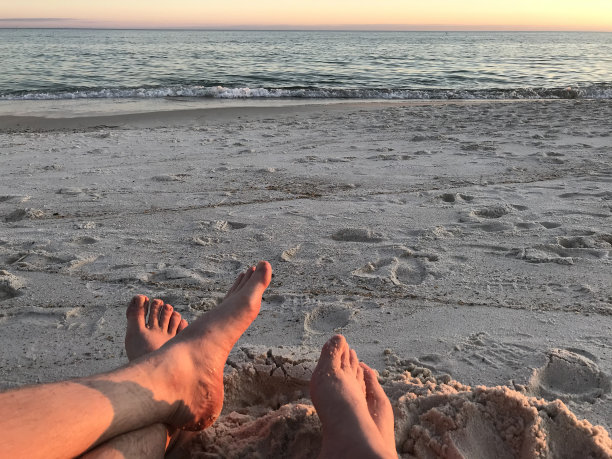 在沙滩上放松图片下载