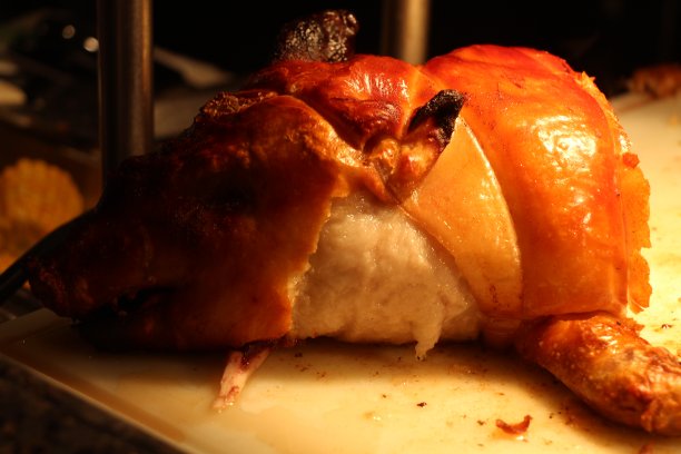 这是一只烤乳猪。图片下载