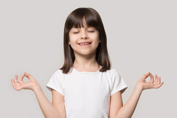 与沉思的棕色头发小女孩的近距离肖像。图片下载