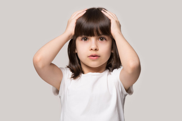 近距离的肖像和担心的棕色头发小女孩。图片下载