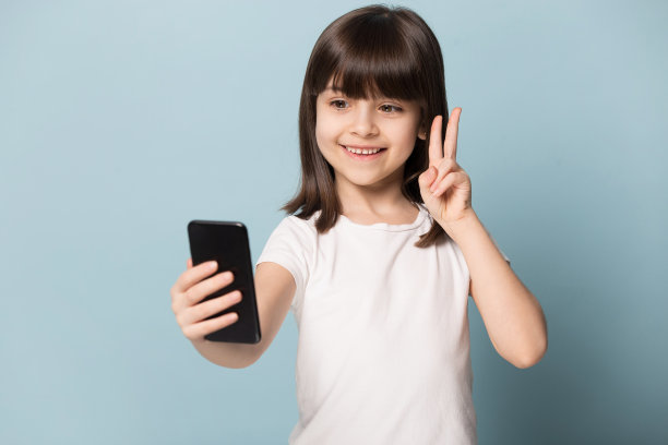 近距离的肖像与说嗨棕色头发的小女孩。图片下载