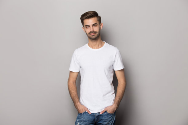 肖像与微笑英俊的胡子男子在白色t恤。图片下载