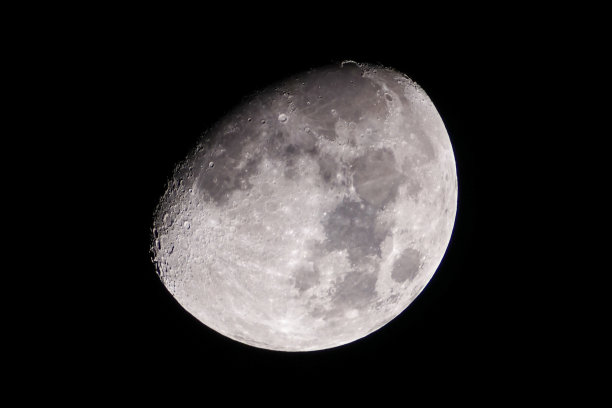 娥眉月相，通过900毫米望远镜拍摄。2020年7月30日图片下载