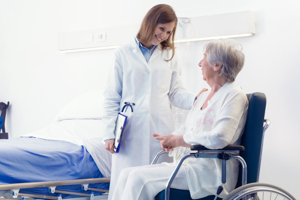 女医生在为一位老年病人咨询图片下载