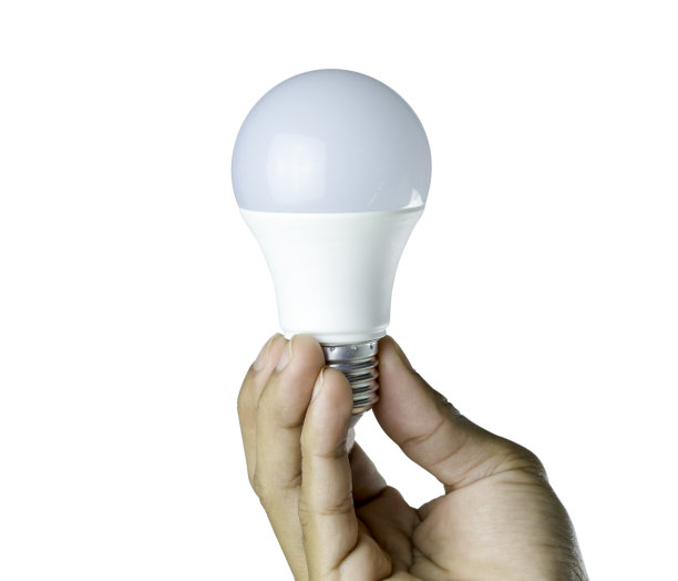 手持LED灯泡在白色背景。图片下载