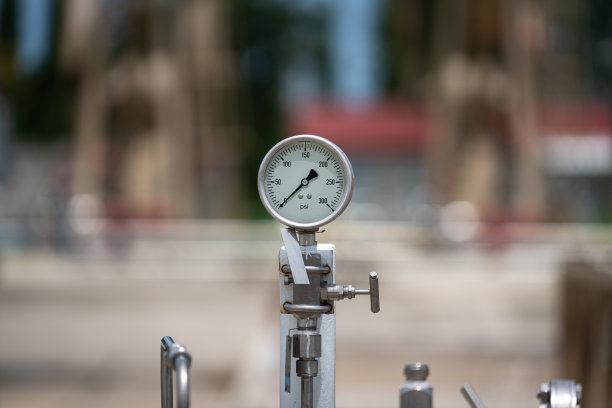 管道上有一个压力表。图片下载