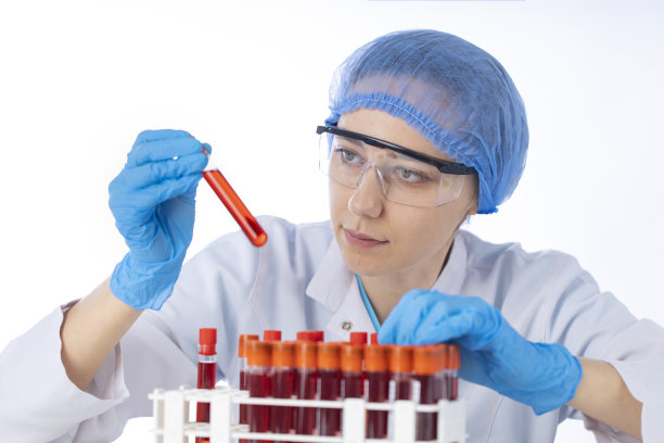 研究实验室进行试管测试的技术员图片下载
