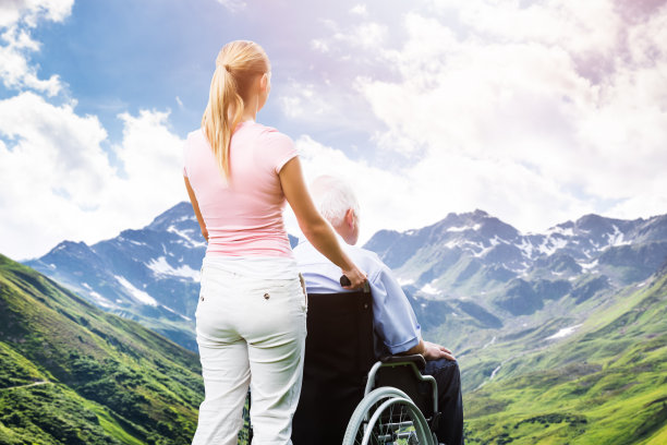 运送残疾老人的妇女图片下载