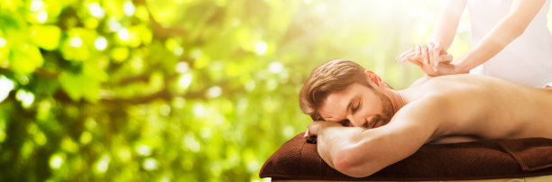 年轻男子接受水疗按摩图片下载