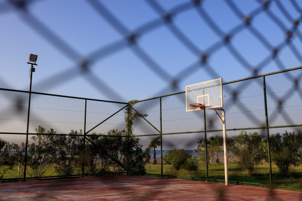 在晴朗的一天，透过网眼观看土耳其阿兰亚的篮球场图片下载