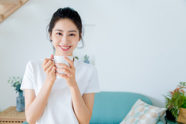 年轻亚洲女性在早上在家放松地喝咖啡或茶图片下载