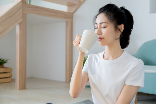 年轻亚洲女性在早上在家放松地喝咖啡或茶图片下载