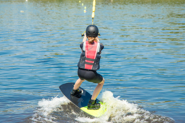 照片中的13岁少女在运动防护装备和头盔训练在维克公园。水的运动。青少年的休闲和爱好。安全。夏令营。健康的生活方式图片下载