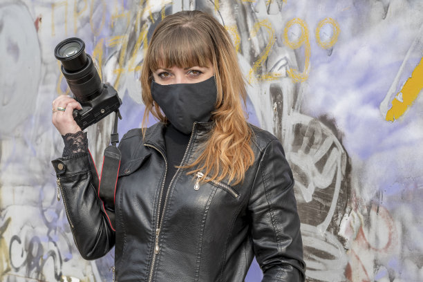 在CHOVID-19冠状病毒疫情期间，一名年轻摄影师的着装图片下载