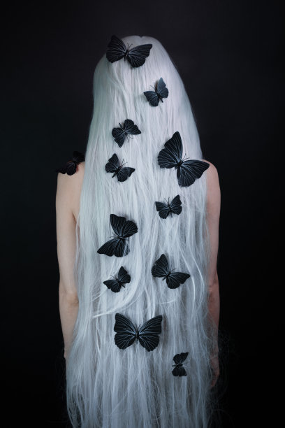 长着长长的白发和蝴蝶的女孩图片下载