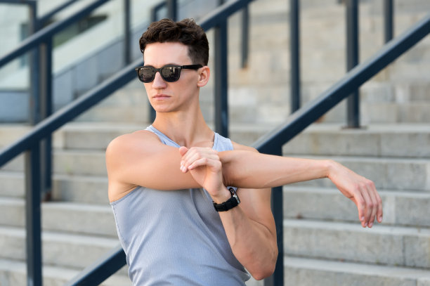 好好伸展一下。人伸展。伟大的热身。准备他的肌肉。保持身体健康。为日常锻炼做热身。的灵活性。伸展你的限制。瑜伽给能源图片下载