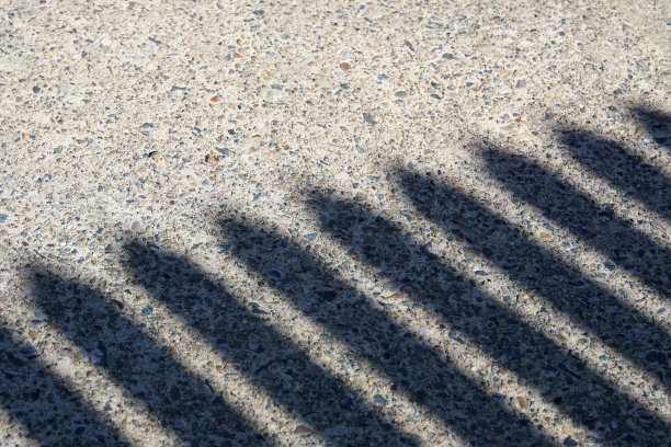 篱笆柱子在小径上投下了阴影图片下载