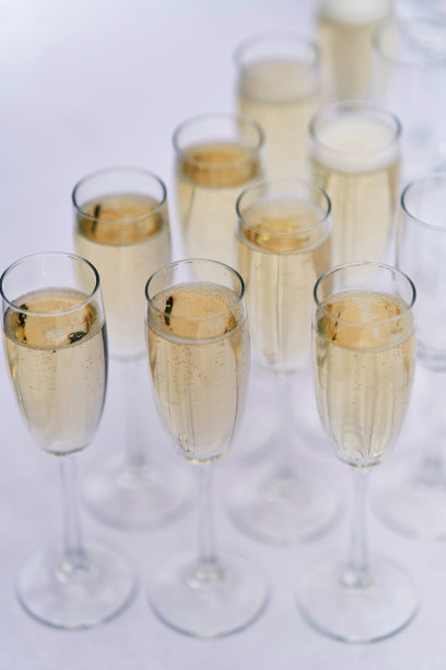 庆祝活动上的香槟。用玻璃杯盛着的香槟酒图片下载