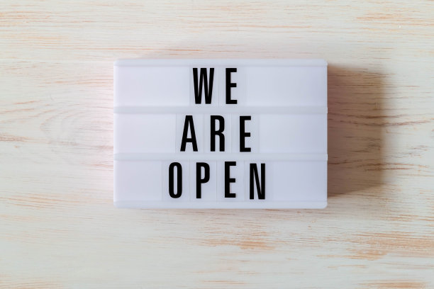 招牌:木制背景上的“WE ARE OPEN”或“WE ARE OPEN”灯箱图片下载