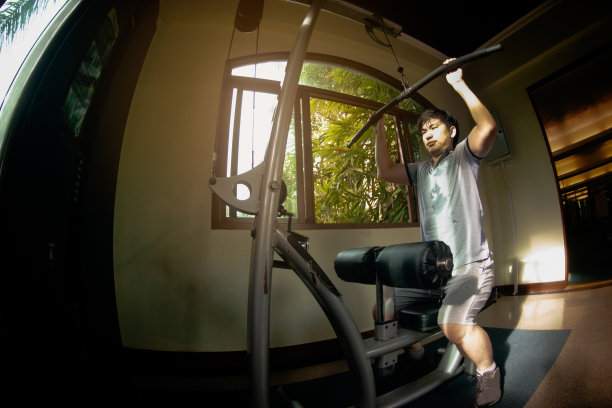 男人在健身俱乐部和健身师一起锻炼，健康的锻炼理念和锻炼方式。素材图片