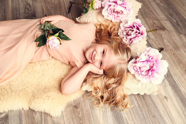 时尚室内照片美丽的孩子。穿着金色裙子的女孩图片下载