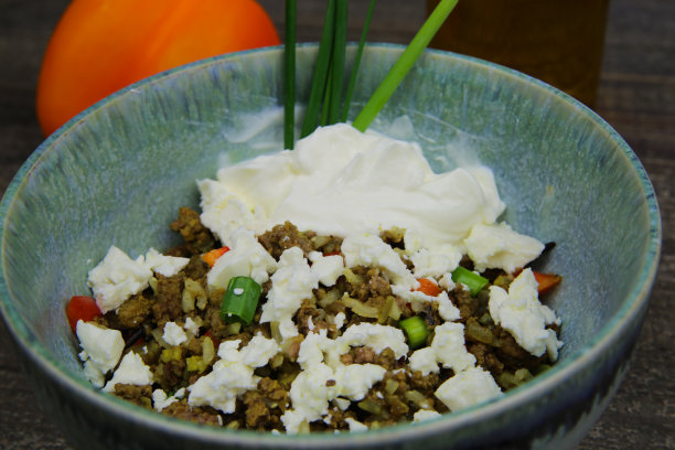 这是一碗希腊小吃:炒碎的肉，米饭，红辣椒，羊奶酪和酸奶图片下载