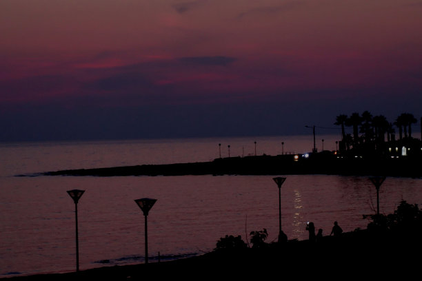 海上的日落。图片下载