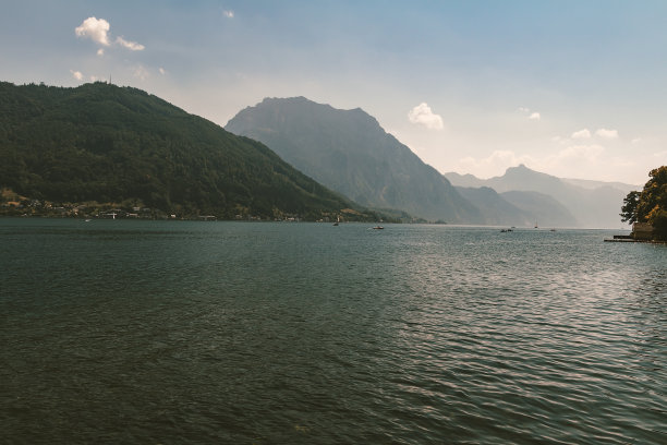 特朗西湖和阿尔卑斯山。夏季彩色照片，奥地利风景图片下载