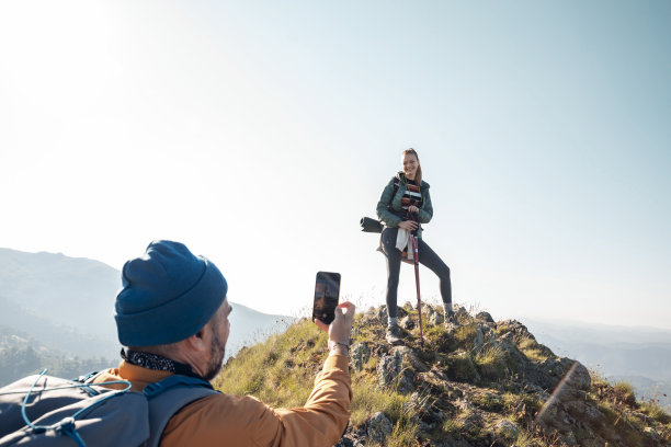 一对年轻夫妇在远足时拍照图片下载