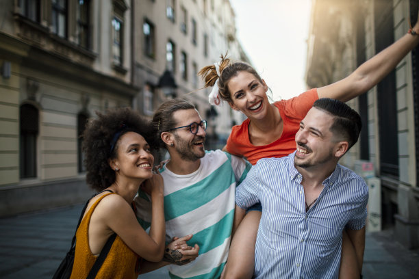 享受城市生活的朋友图片下载