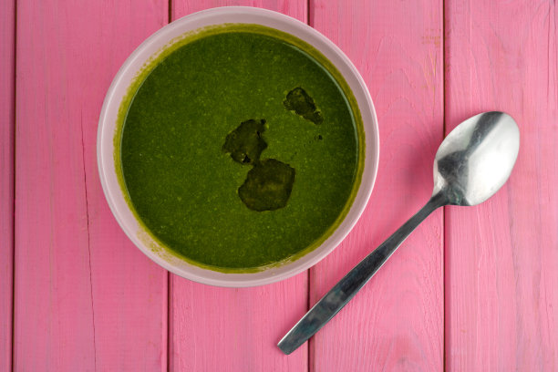 奶油状的菠菜和其他绿色加菜油和金属勺图片下载