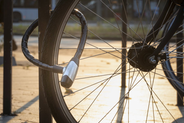 将自行车停放并锁在公共场所图片下载