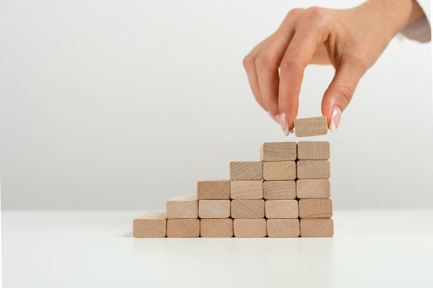 商人的手正小心翼翼地放着木片图片下载