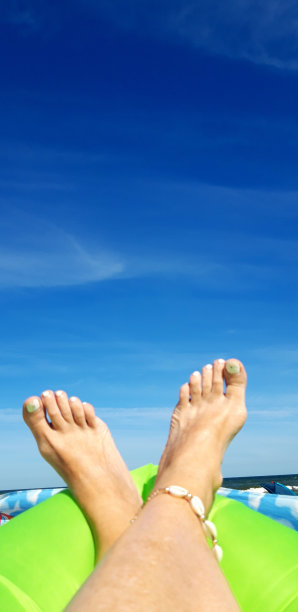 在海滩上放松图片下载