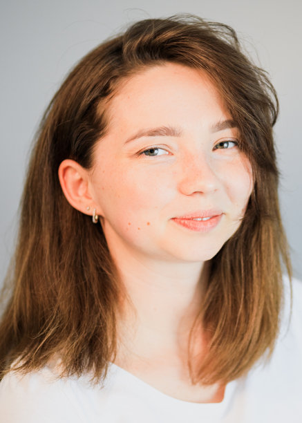 一个微笑着看着镜头的人的特写图片下载