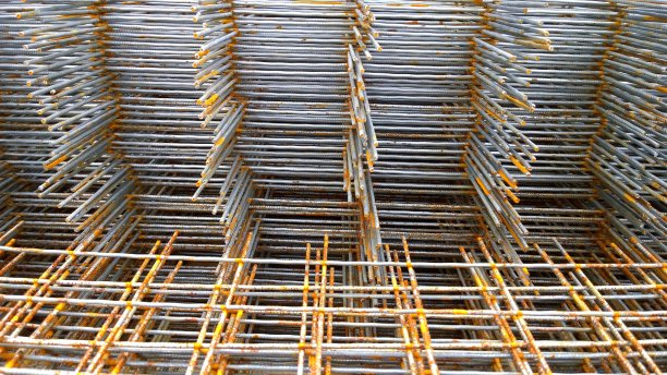 生锈的钢丝焊接网背景。底板加强框架。建筑材料仓库，用于建筑房屋的基础建设。生锈和金属腐蚀。涂料的概念图片下载
