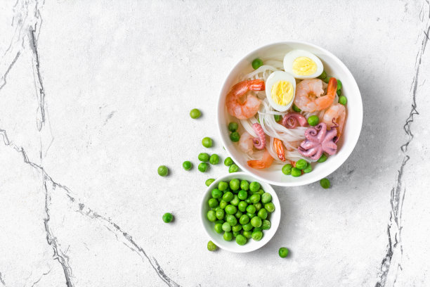 碗里有中国米粉和海鲜图片下载