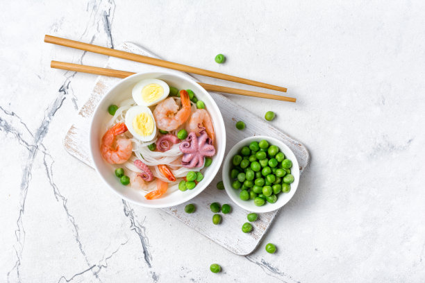 一碗中国米粉和海鲜图片下载