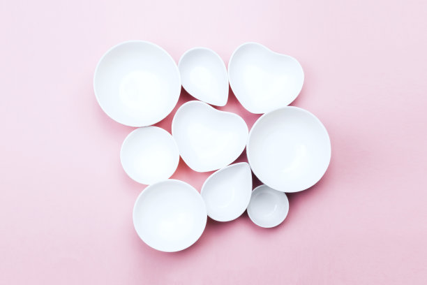 粉红色背景上的干净白色餐具。俯视图图片下载