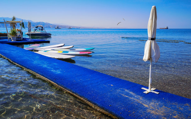 漂浮休息和体育活动码头红海，中东图片下载