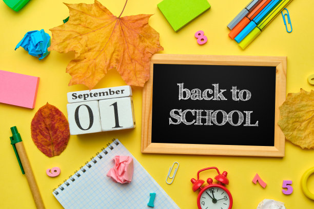 在一个相框里写着回学校的字，周围还有文具图片下载