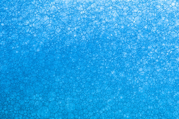 透明的蓝色抽象分子模型在模糊的蓝色分子背景。科学、化学、医学和微观研究的概念。三维渲染复制空间图片下载