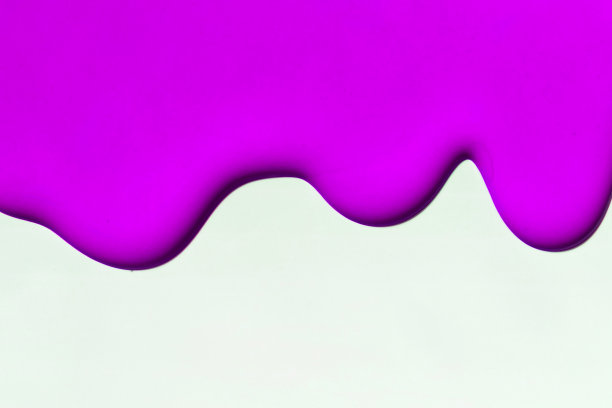 淡紫色的颜料在白色的背景上展开。副本的空间。图片下载