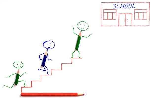 回到学校的概念。孩子们，孩子们是用铅笔做成的，在白色的背景上跑进学校。副本的空间。图片下载