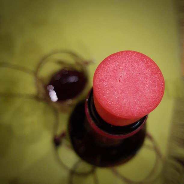 俯视图的粉红色软木塞在红酒瓶图片下载