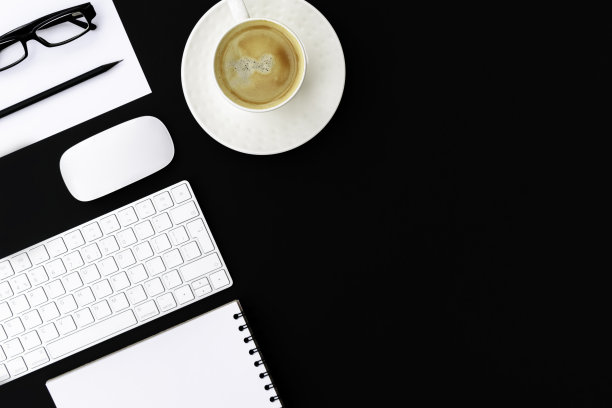 黑色背景上的办公用品。图片下载