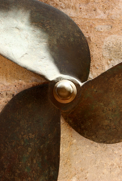 陈旧生锈的金属螺旋桨细节图片下载