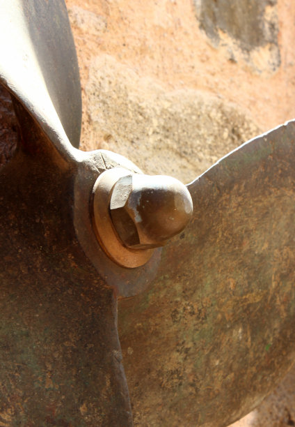 陈旧生锈的金属螺旋桨细节图片下载